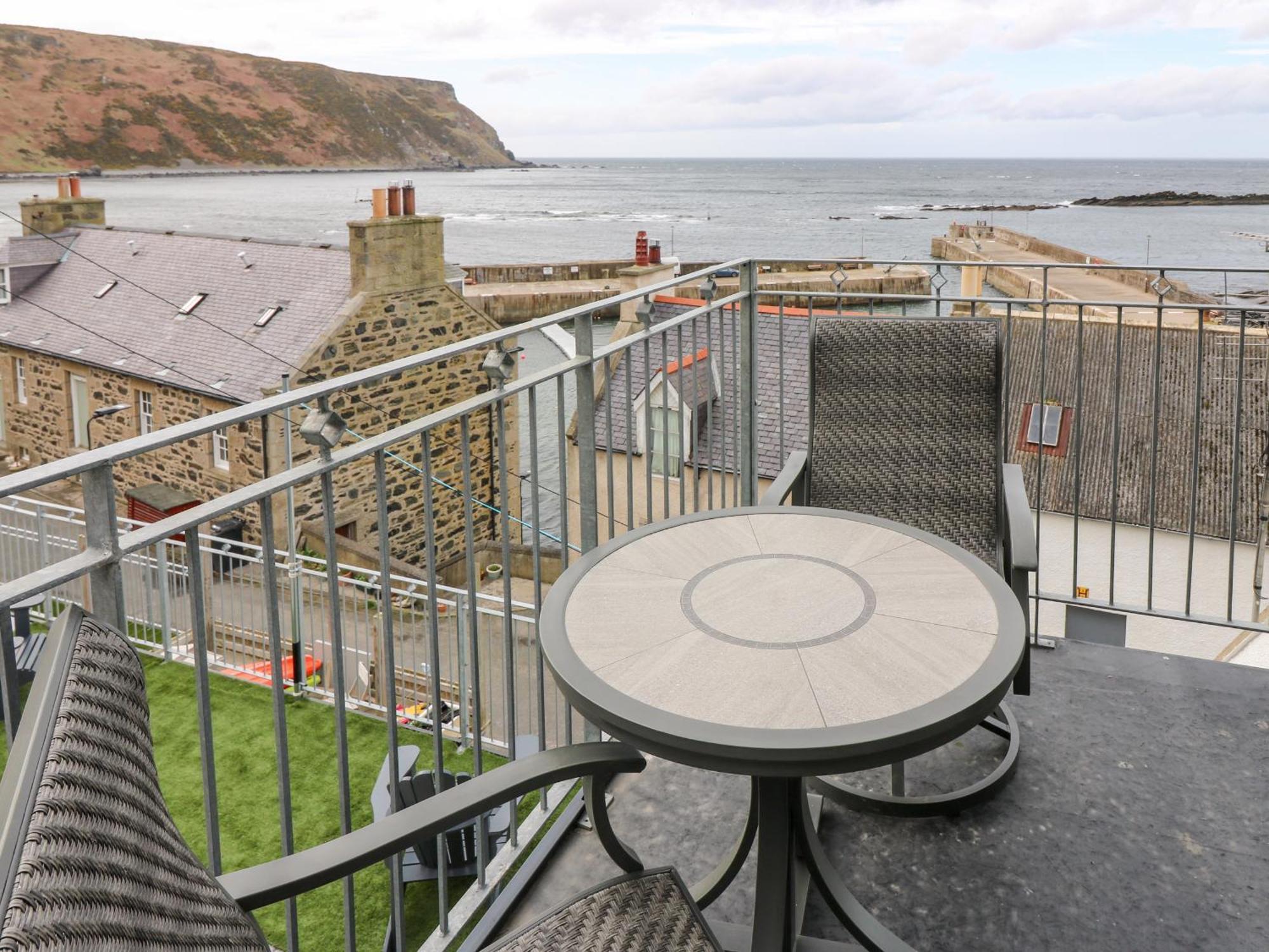 Craignure Apartment Banff Bagian luar foto