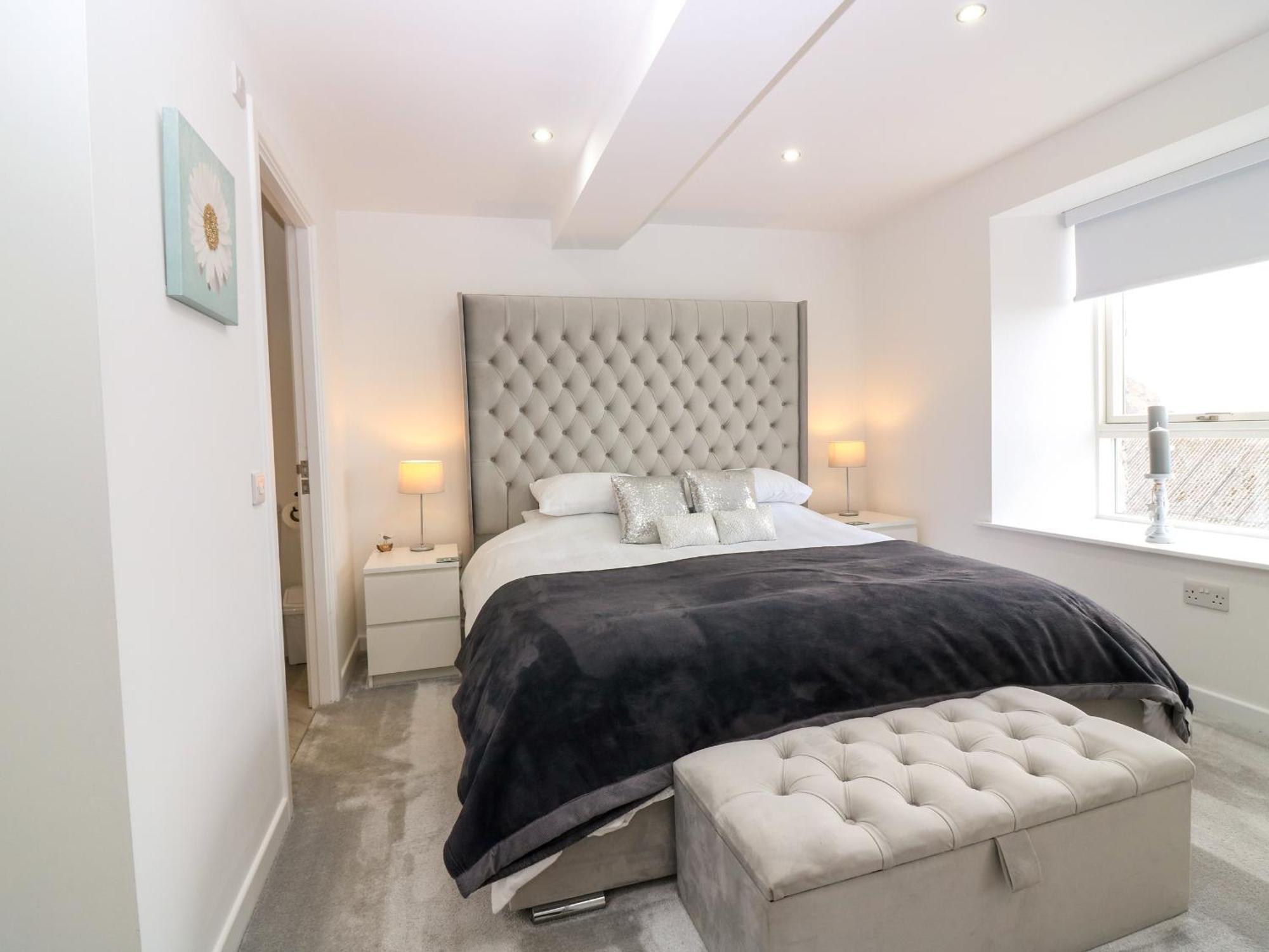 Craignure Apartment Banff Bagian luar foto