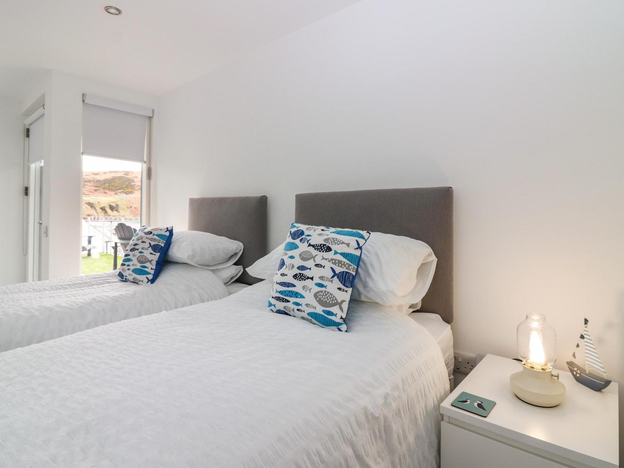 Craignure Apartment Banff Bagian luar foto
